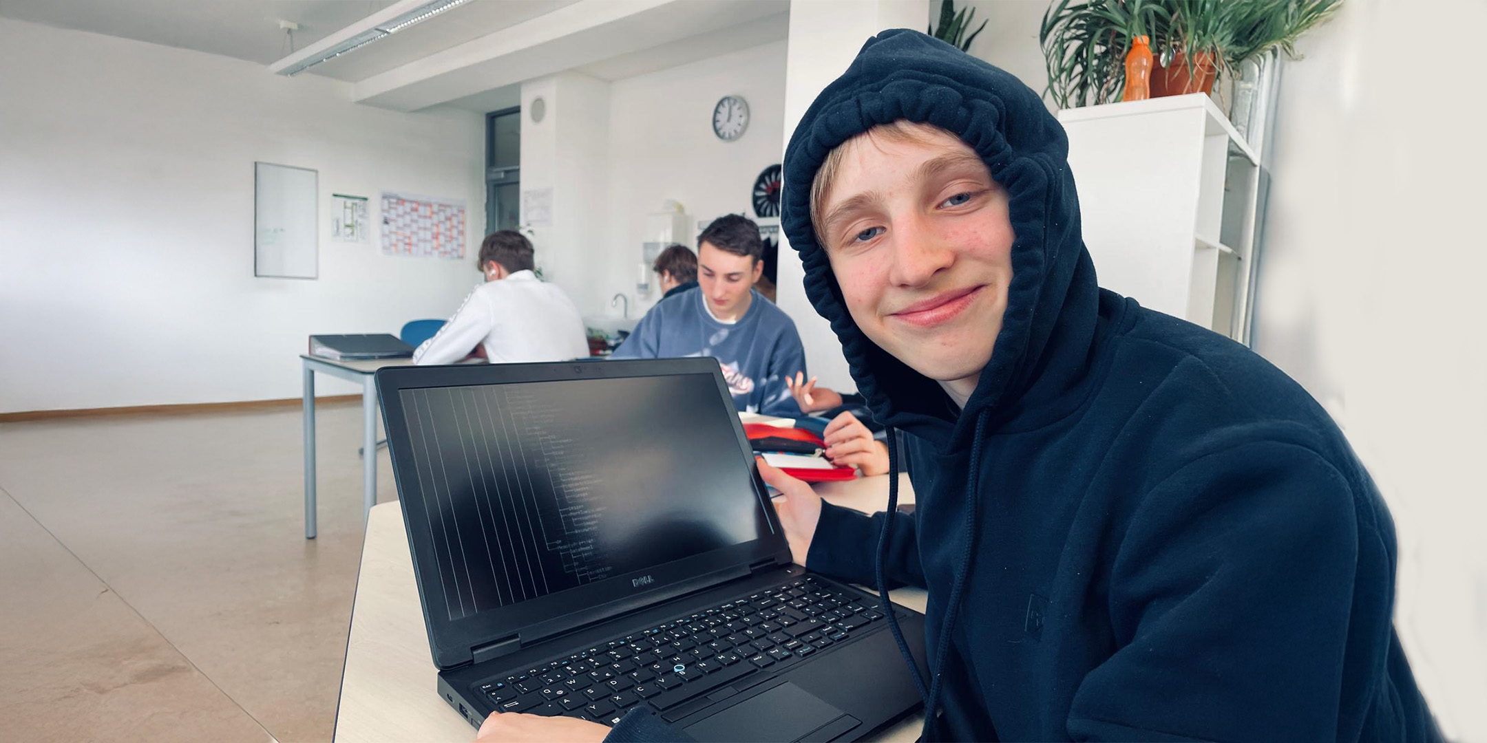 Julius arbeitet am Computer